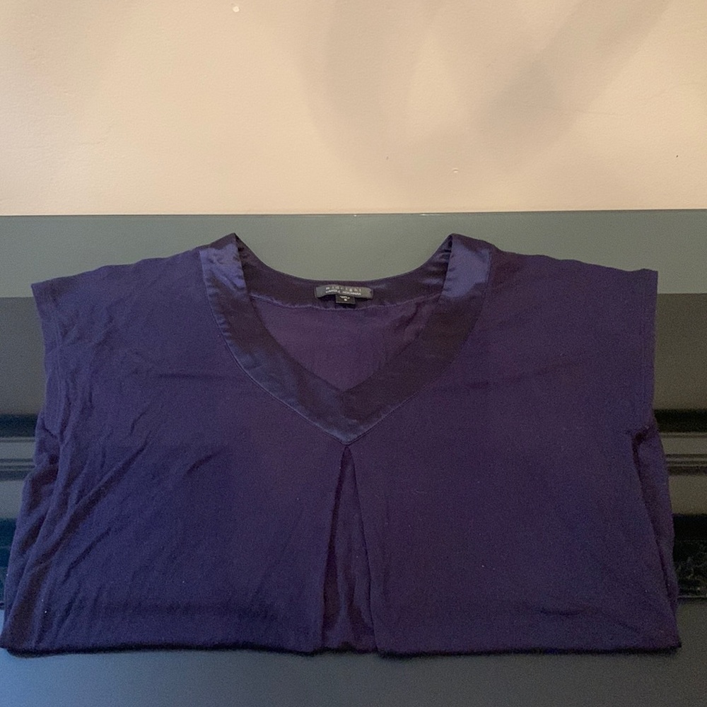Navy wt Satin V-Neck Tee